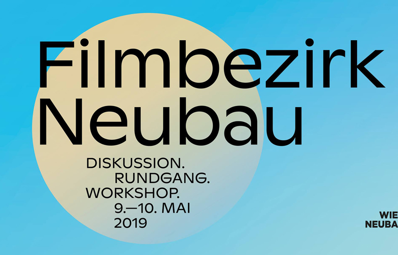 Grafik: Blauer Hintergrund mit gelben Kreis und schwarzer Schrift "Filmbezirk Neubau. Diskussion. Rundgang. Workshop. 9.-10. Mai 2019"