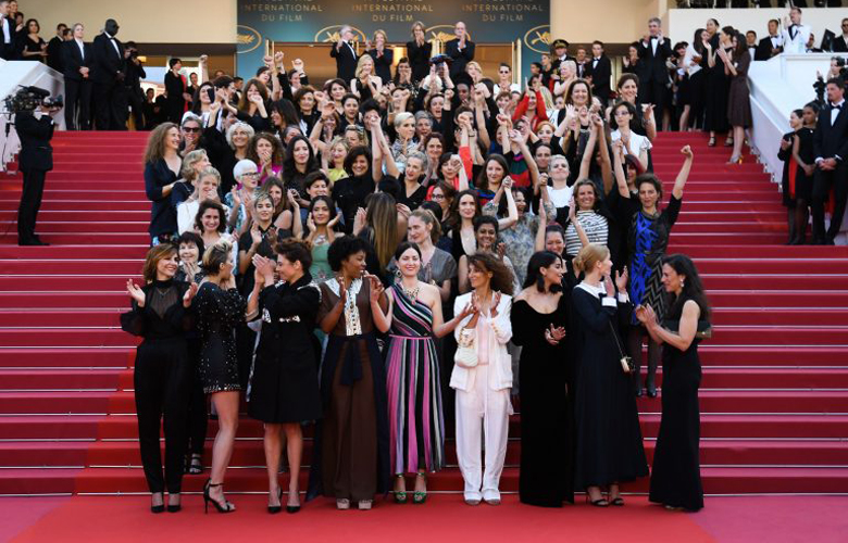 82 Frauen auf Stufen am roten Teppich vor dem Palais des Festivals Cannes 2018 um ein deutliches Zeichen gegen die Ungleichheit der Geschlechterverhältnisse in der Filmbranche zu setzen.